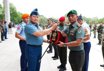 Dansatgas Yonif 310/KK saat Terima Penghargaan dari Panglima TNI