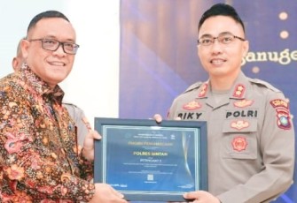 Kapolres Bintan AKBP Riky Iswoyo, S.I.K., M.M., saat terima penghargaan pada Selasa (14/3/2023).