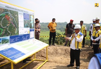 Menteri PUPR Basuki Hadimuljono bersama Anggota Komisi V DPR RI Mulyadi saat meninjau pembangunan Bendungan Cibeet di Kabupaten Bogor, Provinsi Jawa Barat, Minggu (17/9/2023). 