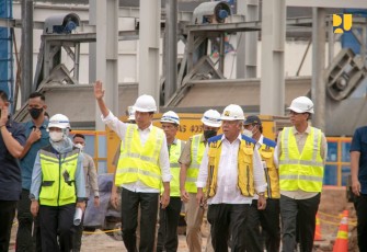 Menteri Basuki saat Dampingi Presiden Jokowi Tinjau Pengeboran Akhir Sodetan Ciliwung