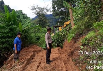 Personel Polsek Padang Bolak, bersama masyarakat di dua Desa bahu-membahu evakuasi material longsor di dua desa di Kabupaten Padang Lawas Utara