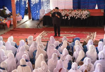 Bupati Tapanuli Selatan (Tapsel) H Dolly Pasaribu saat menghadiri Pengajian Badan Kontak Majelis Taklim (BKMT).