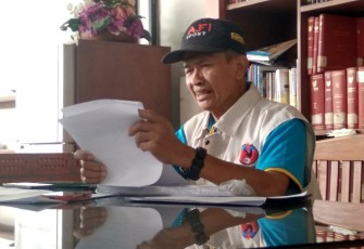 Sukisman ketua LSM PKN Blora saat diwawancarai wartawan di Kejaksaan Negeri Blora.