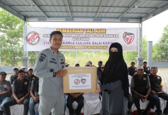 Bakamla RI Bagikan Tali Kasih Kepada Masyarakat Sekitar