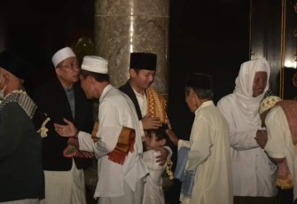 Bupati Trenggalek, Mochamad Nur Arifin, saat salat Idul Adha di Masjid Agung Baiturrahman bersama dengan masyarakat Kabupaten Trenggalek, Kamis (29/6/2023).