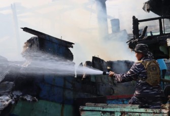 Prajurit TNI AL saat Padamkan Api Kebakaran Kapal Nelayan di Pelabuhan Jongor Tegal