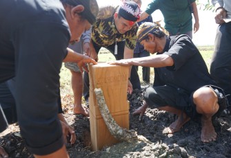 Bupati Blora Arief Rohman turut memasang batu nisan di makam Soerokidin menantu tokoh Samin Surosentiko.