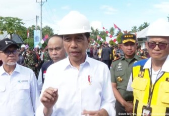 Panglima TNI Jenderal TNI Agus Subiyanto mendampingi Presiden Jokowi saat menerima gelar adat Marambe Ambaralla Palunglaa Parodisa oleh Dewan Adat Talaud dan mengunjungi Pasar Melonguane serta pemberian BLT di Kabupaten Talaud, Sulawesi Utara, Kamis (28/12/2023)