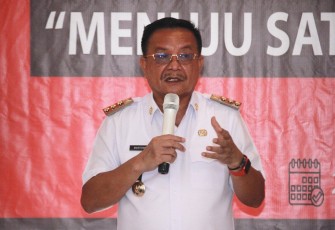 Wali Kota Bitung, Maurits Mantiri saat memberikan sambutan