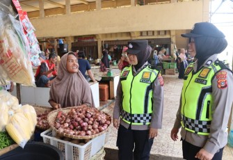 Polwan Polres Aceh Timur saat Patroli Harkamtibmas di wilayah hukum Polres Aceh Timur, Selasa, (08/08/2023).
