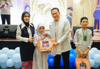 Bamsoet saat menghadiri acara buka puasa bersama sekaligus santunan anak yatim, oleh Jakarta With Love (JWL), di Jakarta, Kamis (6/3/23).