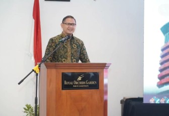 Pj. Wali Kota Batu Dr. Aries Agung Paewai, S.STP., M.M pada saat memberikan sambutan dalam kegiatan acara Bimbingan Teknis Nilai-nilai Anti Korupsi di Sektor Pendidikan Guna Menunjang Pelayanan Publik Prima dan Tata Kelola Keuangan Negara yang Akuntabel, yang dilaksanakan di Royal Orchid Garden Hotel, Jalan Indragiri, Pesanggrahan, Kecamatan Batu, Kota Batu pada Kamis (7/12/2023).