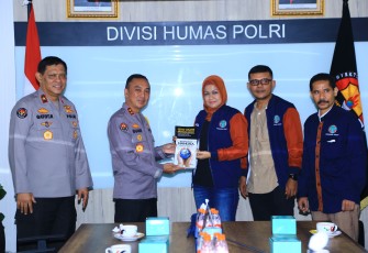Divisi Humas Polri dan Ikatan Wartawan Online (IWO) menggelar audiensi yang diterima langsung oleh Kadiv Humas Polri Irjen. Pol. Sandi Nugroho. Audiensi ini dihadiri Ketum IWO Yudhistira M.Ikom beserta jajaran, serta para Karo Divisi Humas Polri
