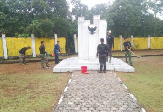 TNI AU Natuna saat Bersihkan TMP Ranai 