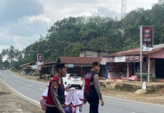 Personel Sat Samapta Polres Tapsel saat menyeberangkan anak-anak Sekolah agar lebih aman.