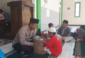 Kapolsek Enggano saat Mengajar Ngaji Anak-anak