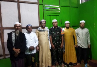 Babinsa Koramil 1016-03/Sepang saat Hadiri Peringatan Isra Mi'raj di Masjid Al-Ikhlas Kampuri 