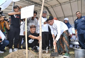 Menteri Gus Halim saat mengikuti kegiatan Jumat Sala di Desa Meninting, Kabupaten Lombok Barat, NTB. pada Jumat (24/11/2023).