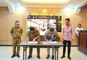 Wali Kota Bitung Maurits Mantiri bersama pimpinan cabang PT Bank Rakyat Indonesia saat melakukan penandatanganan MoU