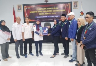 DPD Partai Nasdem Karanganyar mendaftarkan Bakal Calon Legislatif (Bacaleg) di Kantor KPU kabupaten setempat, Kamis (11/4/2023).