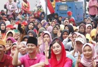 Bupati Trenggalek, Mochamad Nur Arifin, bersama Novita Hardini, saat menghadiri gebyar PKH, Kecamatan Munjungan, di Pantai Balado, Senin (20/2/2023) (Foto: Hardi Rangga klikwarta).