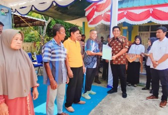 Bupati Bintan Roby Kurniawan SPWK saat menyerahkan Sertifikat PTSL Tahun 2023