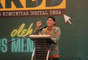Mendes PDTT), Abdul Halim Iskandar pada acara penyerahan bantuan sarana dan prasarana Ruang Komunitas Digital Desa (RKDD) di Surabaya, Jawa Timur, Kamis (23/11/2023).