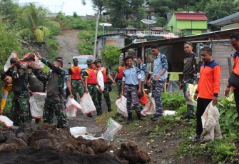 Personil TNI-Polri bersama warga saat membangun tanggul