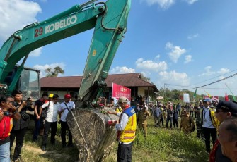 Kepala BPJN Kalimantan Barat Ditjen Bina Marga Kementerian PUPR Handiyana saat mendampingi Ketua Komisi V DPR Lasarus menandai perbaikan ruas jalan tersebut, Senin (4/9/2023). 