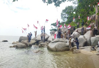 Polres Bintan Kibarkan Ribuan Bendera Merah Putih di Pantai Senggiling