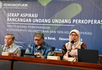 Sekretaris Deputi Perkoperasian KemenKopUKM Devi Rimayanti mewakili Deputi Bidang Perkoperasian dalam acara Serap Aspirasi Rancangan Undang-Undang (RUU) Perkoperasian bertajuk ‘Urgensi Pembentukan Lembaga APEX Koperasi’ di Universitas Koperasi Indonesia (Ikopin University), Bandung, Jawa Barat (Jabar), Kamis (14/122023)