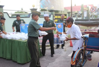 Kasdim 1016/Palangka Raya Bersama Perwira Staf Bagikan Takjil Kepada Warga 