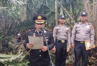 Kabag Ops Polres Tapanuli Selatan (Tapsel), Kompol Johannes M Napitupulu, SH, MH, pimpin Upacara pemulasaran anggota Ba Polsek Tampan, Polresta Pekanbaru, Alm Risdianto Hutasuhut, Kamis (14/9/2023) siang.