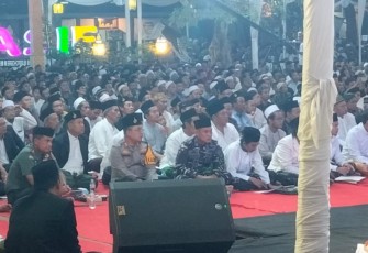 Dandim 0801/Pacitan Letkol Inf Roliyanto S.I.P., M.I.P., bersama jajaran Forkopimda menghadiri Launching Kitab Miftahul Mannan