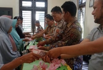 Sembari monitoring penyaluran bantuan langsung tunai (BLT), Bhabinkamtibmas Polsek Sipirok, Aiptu Anwar S Harahap, menyampaikan pesan Pemilu damai ke masyarakat, Sabtu (23/12/2023)