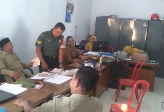 Babinsa Komsos dengan Perangkat Desa