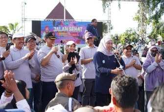 Gubernur Jawa Timur Khofifah Indar Parawansa  menggelar jalan sehat di Situbondo, Sabtu (16/12)