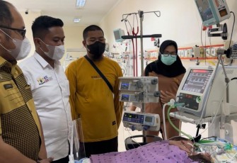 Direktur RSUD Batu Bara dr Guruh Wahyu Nugraha bersama wakil ketua Kadin Batubara Burhan saat memantau kondisi bayi.
