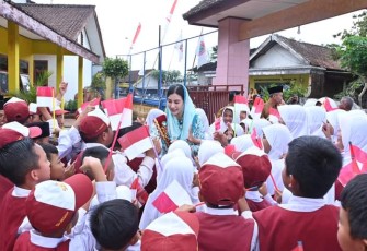 Bunda PAUD Kabupaten Trenggalek, Novita Hardini, saat mensosialisasikan transisi PAUD ke SD menyenangkan, di PAUD 42 Desa Puyung,  Senin (20/11/2023).