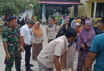 Babinsa saat Dampingi Dinas Ketahanan Pangan Dalam Operasi Pasar Murah Bagi Warga Kelurahan Marang 
