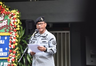Inspektur Upacara Deputi Kebijakan dan Strategi Bakamla RI Laksda Bakamla Dr. Gregorious Agung W.D., M.Tr (Han)