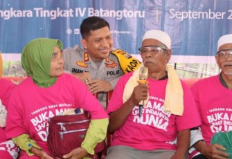 Kapolres Tapanuli Selatan (Tapsel), AKBP Imam Zamroni, bercengkrama menanyai langsung masyarakat yang ikut menerima manfaat Operasi Katarak gratis dari PT AR. Salah satunya, Abdul Somad, warga Desa Bandar Hapinis, Kecamatan Batang Toru, Kabupaten Tapsel, yang memberi testimoninya. Abdul Somad mengaku berkat Operasi Katarak ini, penglihatannya sudah mulai jelas kembali.