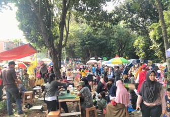 Sejumlah Warga Kota Depok tengah asik berburu kuliner di Pasar Kaget Merdek Depok