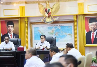 Wamendagri John Wempi Wetipo saat Pimpin Rakor Pemanfaatan Otsus Papua terkait Pemberian Beasiswa Unggul Papua di RSU, Kemendagri, Jakarta Pusat, Rabu (12/4/2023)..