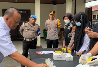 Kapolres Tapanuli Selatan (Tapsel), AKBP Imam Zamroni, SIK, MH, juga melakukan aksi bersih-bersih di internal, dengan cara menggelar tes urine terhadap 15 Perwira dan 33 Bintara, Jumat (15/9/2023) pagi.