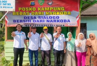 Sejumlah Emak-emak, menyatakan dukungannya kepada Kapolres untuk berantas narkoba saat Sat Resnarkoba Polres Tapsel mendirikan Posko Kampung Bebas dari Narkoba, Jumat (8/9/2023) pagi.