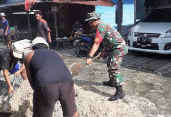 Serka Dasril Gotong Royong Bersama Warga Perbaiki Jalan Yang Rusak 