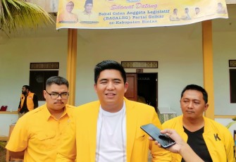 Bupati Bintan Roby Kurniawan SPWK saat diwawancarai awak media.