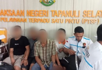 Penyidik Sat Resnarkoba Polres Tapanuli Selatan (Tapsel), melimpahkan 4 orang tersangka atas dugaan kepemilikan narkotika jenis sabu ke Jaksa, pada Rabu (9/8/2023) siang.