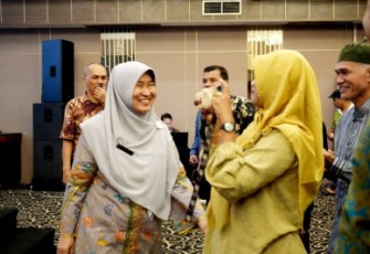 Kepala Dinas Komunikasi, Informasi dan Statistik Sumbar, Siti Aisyah saat diwawancarai awak media di Sati Room Pangeran Beach Hotel, Padang baru-baru ini.